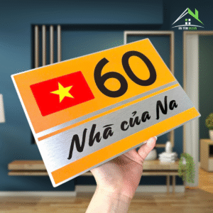 Biển Số Nhà Nền Bạc Xước – Cờ Việt Nam Nổi – In UV Vàng Cam Hiện Đại