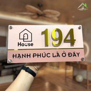 BẢNG, BIỂN SỐ NHÀ. Mẫu chất liệu Alcorest in nền hồng. Số nhà nổi màu vàng gương. BSN-AT3