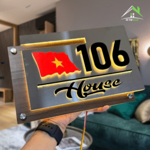 Biển Số Nhà Có Đèn LED – Nền Inox 304 Xước Bạc Kết Hợp Vân Gỗ – Cờ Việt Nổi