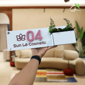 BIỂN SỐ NHÀ MẪU CÓ HOA GIẢ – Alcorest Hồng + Mica Trắng Sần, Size 40x12cm, Chi Tiết Dán Nổi, Có