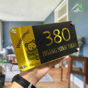 Biển Số Nhà Decor Mẫu Gấu Hello – Alu Vàng Gương, Nội Dung In UV, Rẻ Bền Đẹp