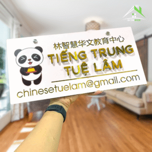 Biển Decor Tên Shop, Trung Tâm – Nền Hồng Pastel, Nội Dung Nổi Vàng Gương, Logo Gấu Panda Dễ Thương