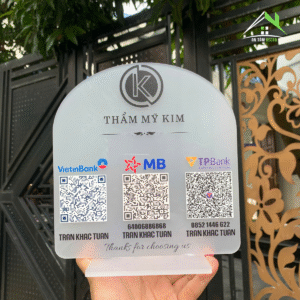 BIỂN QR CODE THANH TOÁN Ngân Hàng. Mẫu Đế Cong Mica Nhám Sang Trọng, In UV Logo & QR, Đứng Bàn Quầy Thu Ngân
