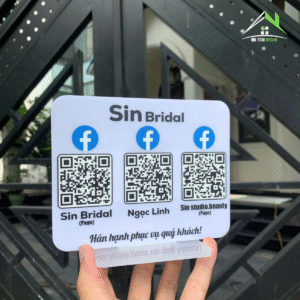 Bảng Mã QR Facebook & Ngân Hàng – Mẫu Sin Bridal – Mica Trắng Sữa, In UV Sắc Nét, Kèm Chân Đế