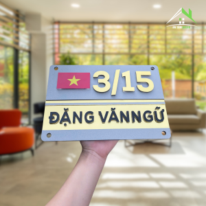 Biển số nhà Inox304 nền xám gắn cờ Việt Nam – Chữ số in nổi vàng gương sang trọng, bền đẹp