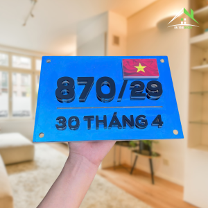 Biển Số Nhà Inox Xanh Dương Gương – Chữ Nổi Mica Đen – Có Đèn Led – Cờ Việt Nam