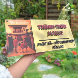 Biển Số Nhà Inox Vàng Gương In Hình Gia Đình – Phong Cách “Nhà Là Nơi Để Về” – Thiết Kế Cao Cấp