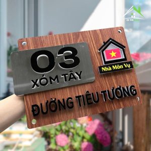 Biển Số Nhà Mica Vân Gỗ – Inox Xước Bạc, Chữ Nổi 3D – Phù Hợp Nhà Phố & Homestay
