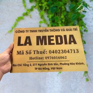 Biển Công Ty Inox Xước Vàng – Chữ Khắc Đen – Thiết Kế Trang Trọng Cho Doanh Nghiệp