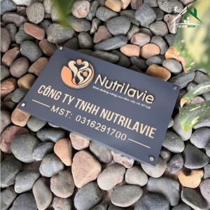 Biển Tên Công Ty Alu In UV – Nền Alu Cao Cấp – Thiết Kế Hiện Đại, Nhận Diện Thương Hiệu Rõ Ràng