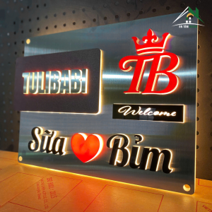 Biển Tên Gia Đình Inox Xước Bạc – Chữ Nổi Acrylic – Logo Monogram & Biểu Tượng Trái Tim