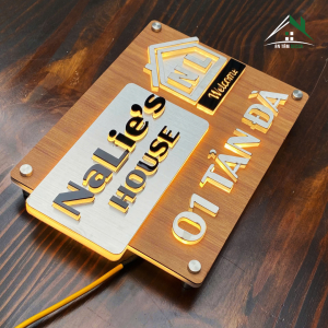 Biển Số Nhà Inox Xước Bạc Kết Hợp Alu Vân Gỗ – Chữ 3D Nổi Led Vàng – Thiết Kế Sang Trọng Hiện Đại